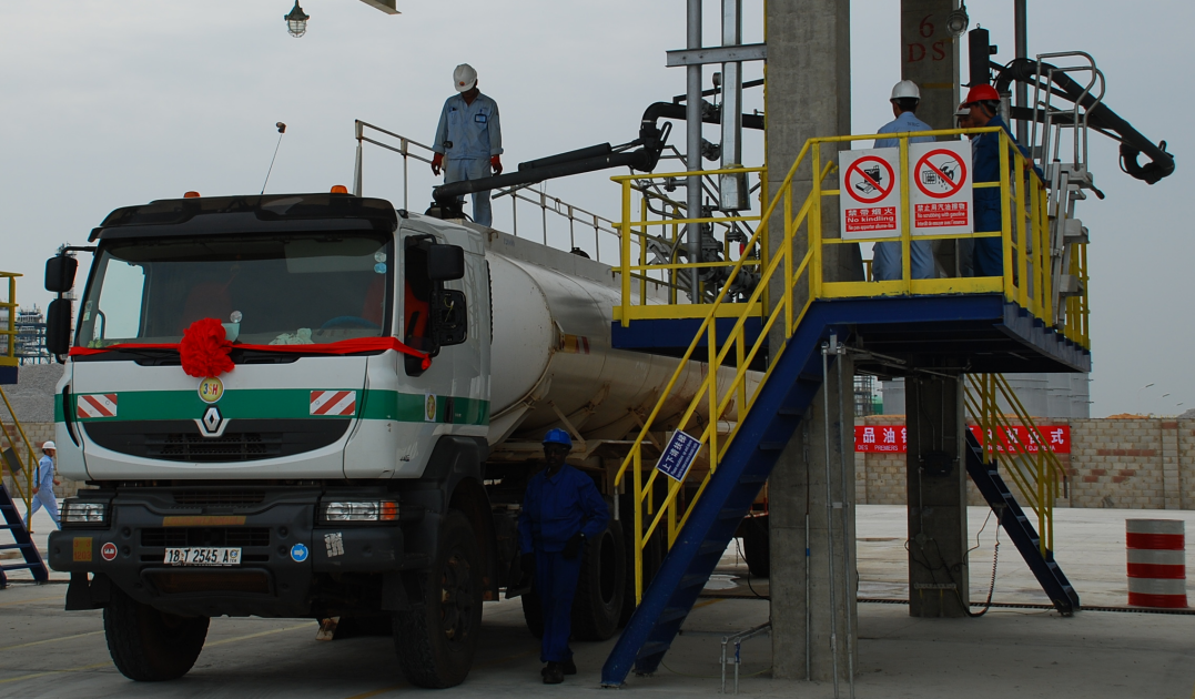 上裝鶴管裝車現(xiàn)場圖 上裝鶴管裝車現(xiàn)場圖